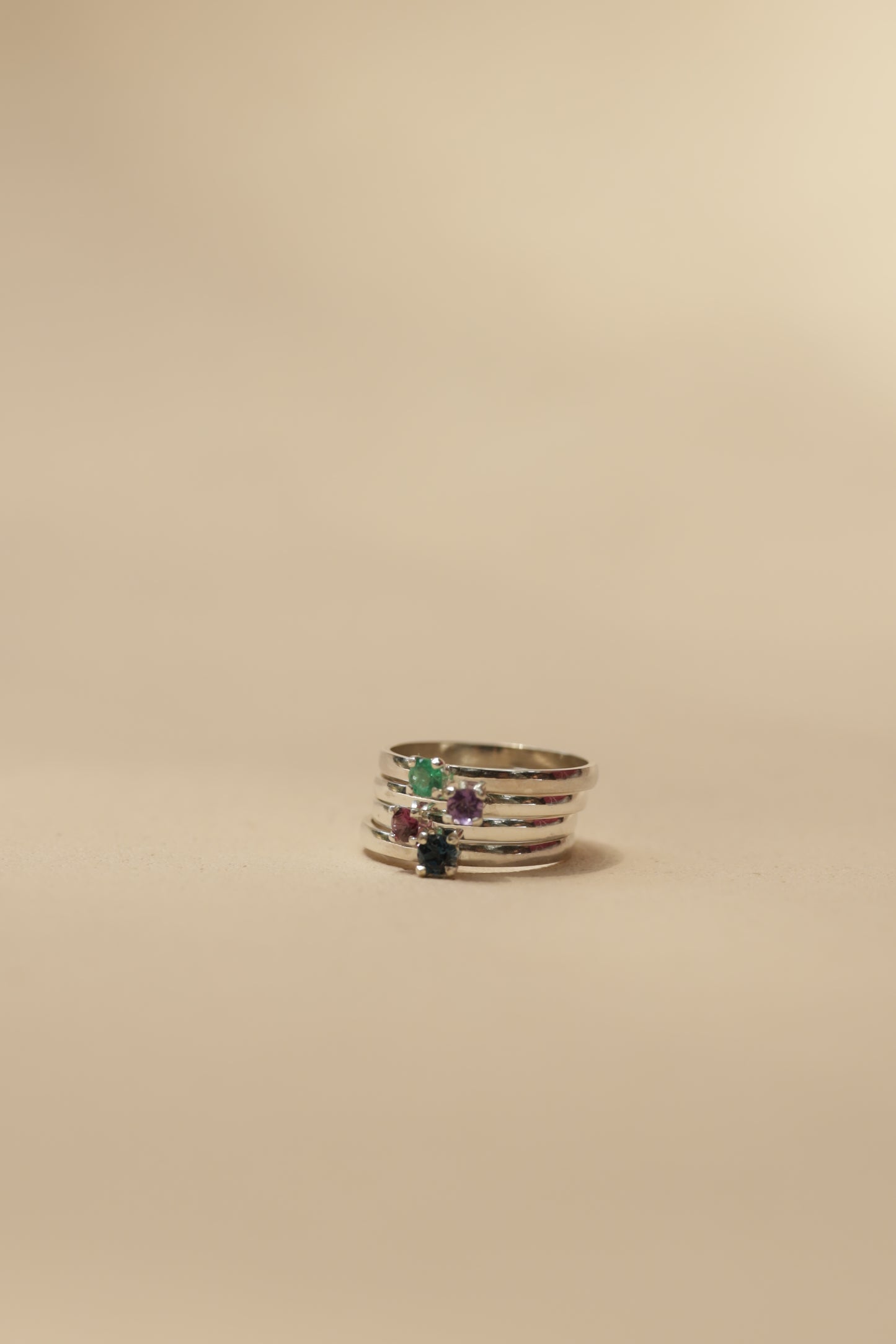 Anillo solitario GRANATE