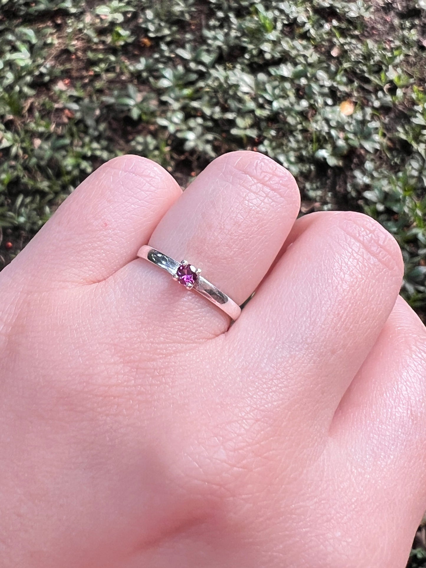Anillo solitario GRANATE